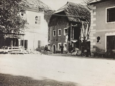Album "Meine weltkriegs - Erinnerungen Jihozápadní fronta (Korutany, Itálie, Jižní Tyrolsko) (Moje světová válka - vzpomínky na jihozápadní frontu v Korutanech, Itálie, Trentino-Alto Adige) 31/03/1915-12/11/ 1918 - Josef Zohles Wien ": náměstí se sutinami  od Josef Zohles
