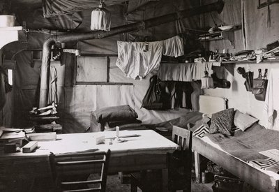 Album "Moje světová válka - vzpomínky na jihozápadní frontu v Korutanech, Itálie, Trentino-Alto Adige) 31.3.1915-12.11. 1918 - Josef Zohles Wien ": ubytování důstojníků (čb foto od Josef Zohles