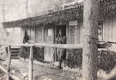 Album "Moje světová válka - vzpomínky na jihozápadní frontu v Korutanech, Itálie, Trentino-Alto Adige) 31.3.1915-12.11. 1918 - Josef Zohles Vídeň ": Velitelský úřad (č/b foto od Josef Zohles