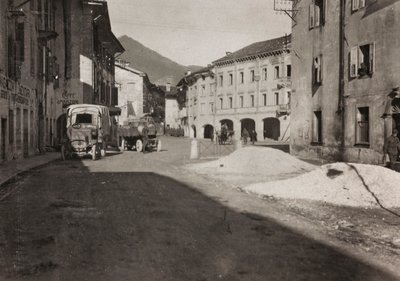 Album "Moje světová válka - vzpomínky na jihozápadní frontu v Korutanech, Itálie, Trentino-Alto Adige) 31.3.1915-12.11. 1918 - Vídeň Josefa Zohleho ": náměstí Tolmezzo (č/b foto) od Josef Zohles