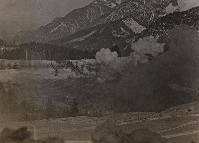 Album "Moje světová válka - vzpomínky na jihozápadní frontu v Korutanech, Itálie, Trentino-Alto Adige) 31.3.1915-12.11. 1918 - Vídeň Josefa Zohleho ": bombardování (čb foto) od Josef Zohles