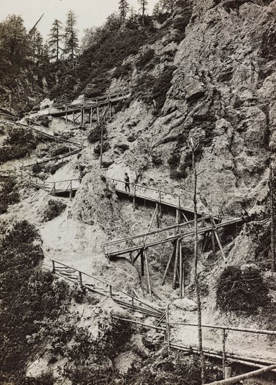Album "Meine weltkriegs - Erinnerungen Jihozápadní fronta (Korutany, Itálie, Jižní Tyrolsko) (Moje světová válka - vzpomínky na jihozápadní frontu v Korutanech, Itálie, Trentino-Alto Adige) 31/03/1915-12/11/ 1918 - Josef Zohles Wien ": dřevěné chodníky na  od Josef Zohles