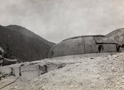 Album "Moje světová válka - vzpomínky na jihozápadní frontu v Korutanech, Itálie, Trentino-Alto Adige) 31.3.1915-12.11. 1918 - Vídeň Josefa Zohleho ": Fort Hensel (č/b foto) od Josef Zohles