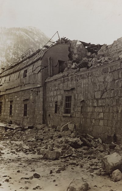 Album "Meine weltkriegs - Erinnerungen Jihozápadní fronta (Korutany, Itálie, Jižní Tyrolsko) (Moje světová válka - vzpomínky na jihozápadní frontu v Korutanech, Itálie, Trentino-Alto Adige) 31/03/1915-12/11/ 1918 - Josef Zohles Wien ": trosky továrny (č/b  od Josef Zohles