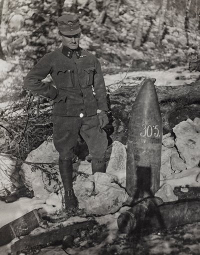 Album "Moje světová válka - vzpomínky na jihozápadní frontu v Korutanech, Itálie, Trentino-Alto Adige) 31.3.1915-12.11. 1918 - Josef Zohles Vídeň ": voják s kulkou (čb ph od Josef Zohles