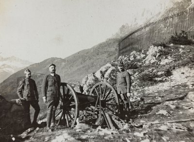 Album "Moje světová válka - vzpomínky na jihozápadní frontu v Korutanech, Itálie, Trentino-Alto Adige) 31.3.1915-12.11. 1918 - Josef Zohles Wien ": vojáci s děly (čb p od Josef Zohles