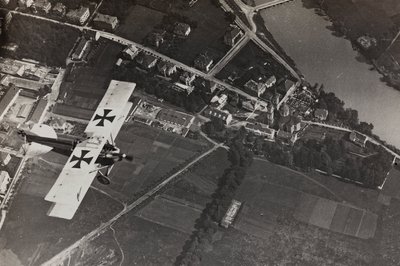 Album "Moje světová válka - vzpomínky na jihozápadní frontu v Korutanech, Itálie, Trentino-Alto Adige) 31.3.1915-12.11. 1918 - Josef Zohles Vídeň ": prohlídka letadla (čb ph od Josef Zohles