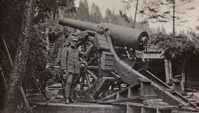 Album "Moje světová válka - vzpomínky na jihozápadní frontu v Korutanech, Itálie, Trentino-Alto Adige) 31.3.1915-12.11. 1918 - Josef Zohles Vídeň ": voják s pistolí (č/b foto od Josef Zohles