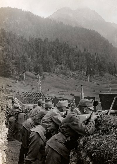 Album "Moje světová válka - vzpomínky na jihozápadní frontu v Korutanech, Itálie, Trentino-Alto Adige) 31.3.1915-12.11. 1918 - Josef Zohles Vídeň ": vojáci v zákopech (nar. od Josef Zohles