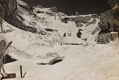 Album "Moje světová válka - vzpomínky na jihozápadní frontu v Korutanech, Itálie, Trentino-Alto Adige) 31.3.1915-12.11. 1918 - Josef Zohles Vídeň ": vojáci ve sněhu (čb p od Josef Zohles