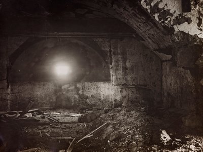 Album "Meine weltkriegs - Erinnerungen Jihozápadní fronta (Korutany, Itálie, Jižní Tyrolsko) (Moje světová válka - vzpomínky na jihozápadní frontu v Korutanech, Itálie, Trentino-Alto Adige) 31/03/1915-12/11/ 1918 - Josef Zohles Wien ": trosky továrny (č/b  od Josef Zohles