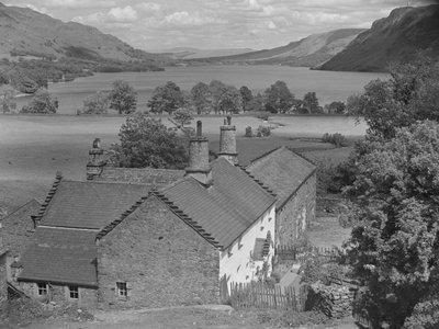 Dům v popředí s výhledem na Ullswater za ním od Joseph Hardman