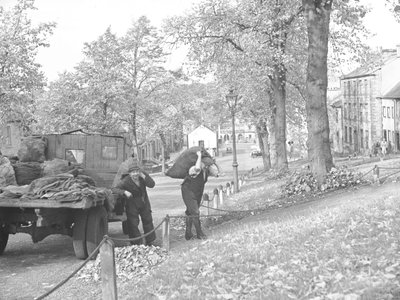 Nákladní auto na ulici se dvěma uhlíři, kteří vezou pytle s uhlím od Joseph Hardman
