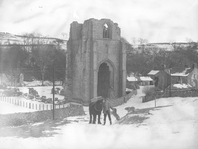 Muž s koněm a dvěma psy před Shap Abbey zůstává na sněhu od Joseph Hardman