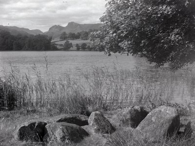Pohled na Loughrigg Tarn, v popředí jsou kameny zasazené do země. od Joseph Hardman