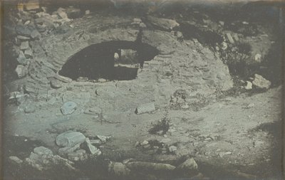 Athény. T. [emple] de Min. [Erve] Poliade (1er plány) / [Cistern otevření na úpatí Erectheion, Acropolis, Athens. od Philibert Joseph Girault de Prangey