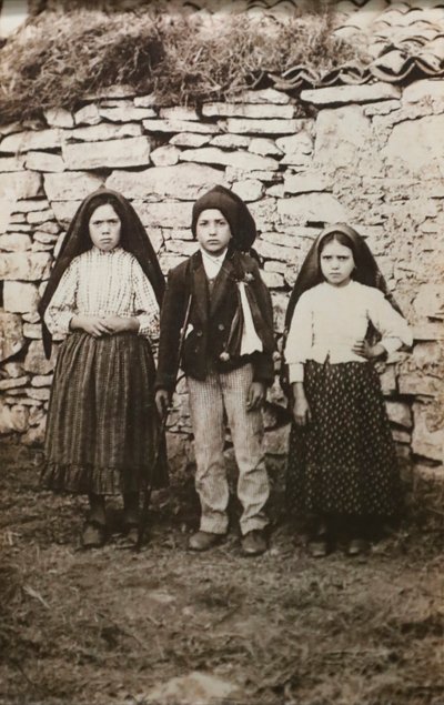 Svatyně ve Fatimě. Lucia dos Santos a její sestřenice Francisco a Jacinta Marto. Panny Marie z Fatimy. Portugalsko. od Joshua Benoliel