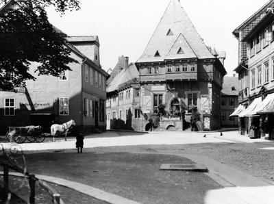 Starý hotel na náměstí, Goslar, c.1910 od Jousset