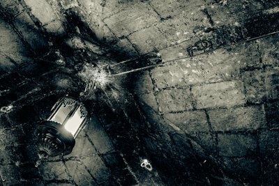 Lucerna na chodbě, ze série Chrám Božího hrobu, 2016 (fotografie) od Joy Lions