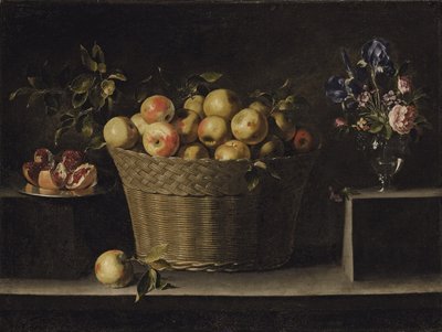Jablka v proutěném košíku, granátové jablko na stříbrném talíři a květiny ve skleněné váze od Juan de Zurbaran