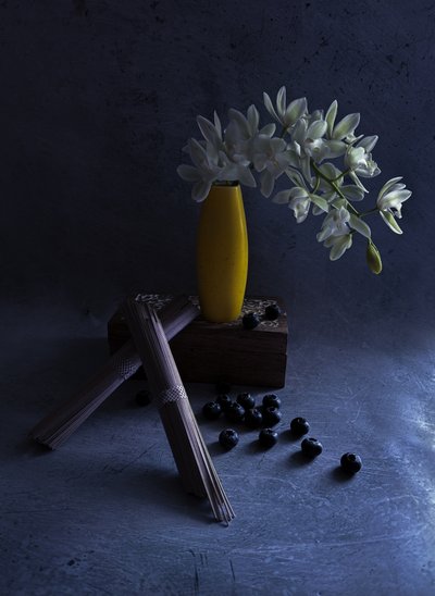 Bílé orchideje ve žluté váze od Judy Tseng