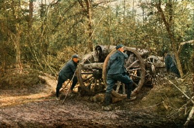 Tři francouzští vojáci v lese s houfnicí, Verdun, září 1916 (autochrom) od Jules Gervais Courtellemont