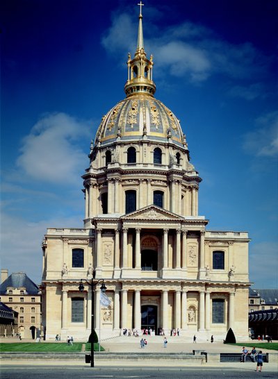 Exteriér kostela, zahájena 1676 od Jules Hardouin Mansart