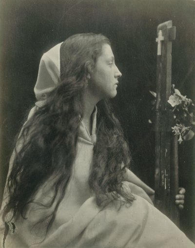 („Dáma s krucifixem“) Mary Ann Hillier od Julia Margaret Cameron