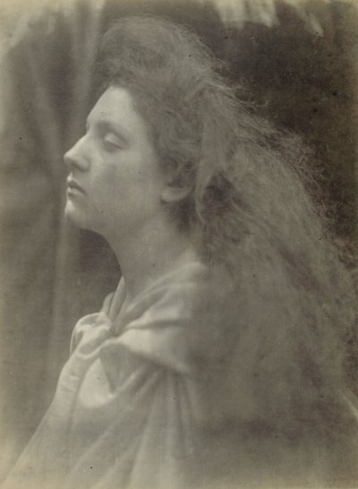 („The Angel at the Tomb“ – Anděl u hrobu) Mary Ann Hillier od Julia Margaret Cameron
