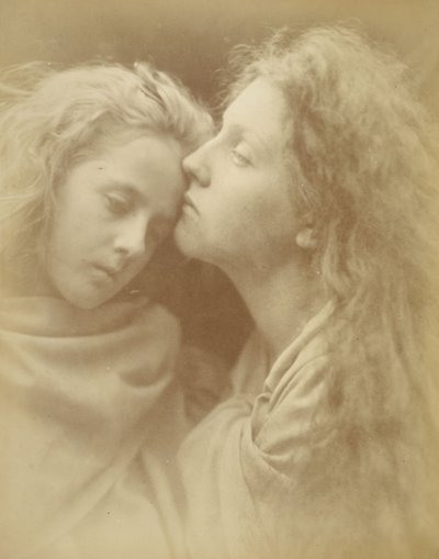 („The Kiss of Peace“ – Polibek míru) – Mary Ann Hillier (a Florence Anson) od Julia Margaret Cameron
