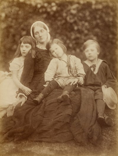 Paní Herbert Duckworth s Florence Fisher, George Duckworth a Herbert Fisher, srpen 1872. od Julia Margaret Cameron