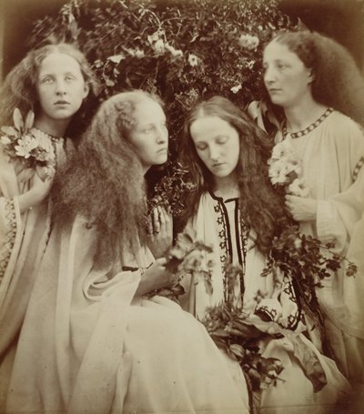 The Rose Bud Garden of Girls (potisk alba) od Julia Margaret Cameron