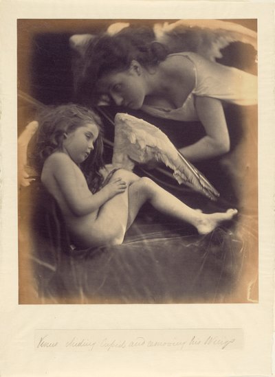 Venuše, která usměrňuje Amora a zbavuje ho křídel od Julia Margaret Cameron