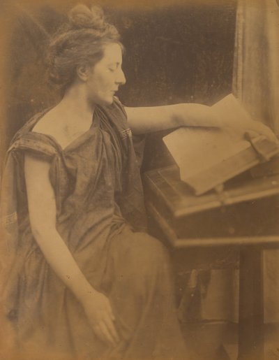 [Žena v rouše čtou knihu], 1870. od Julia Margaret Cameron