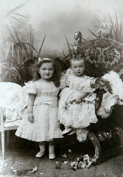 Velké vévodkyně Olga Nikolaevna a Tatiana Nikolajevna Ruska, konec 19. století od K. von Hahn