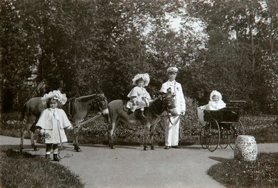 Velké vévodkyně Olga, Tatiana a Maria z Ruska, Carskoje Selo, Rusko, c1899-c1900 od K. von Hahn