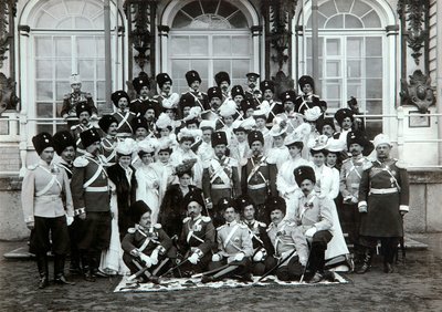 Ruská císařská rodina mimo palác Kateřiny, Carskoje Selo, Rusko, počátek 20. století. od K. von Hahn