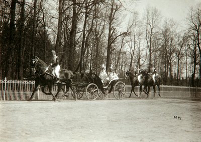Car Nicholas II a carevna Alexandra Fjodorovna z Ruska v kočáru, začátek 20. století od K. von Hahn