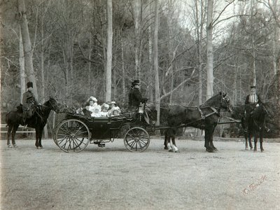 Car Nicholas II Ruska s rodinou v parku Carskoye Selo, Rusko, 1900s. od K. von Hahn
