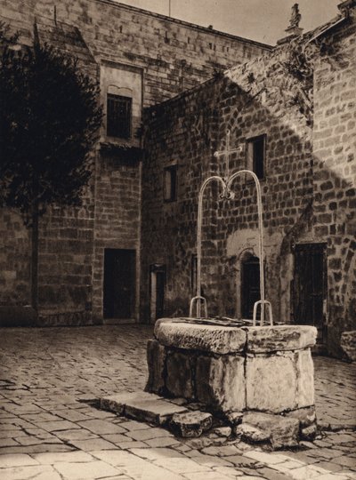 Nazareth, studna na nádvoří kostela Zvěstování Panny Marie (č/b foto) od Karl Grober