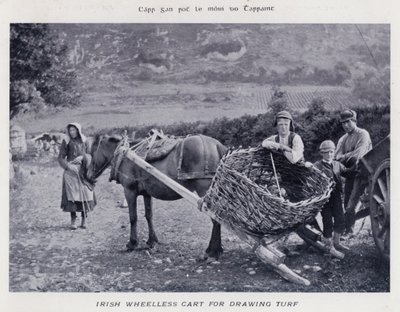 Irský bezkolový vozík na kreslení trávníku (černobílá fotografie) od Karl Karlovich Piratsky