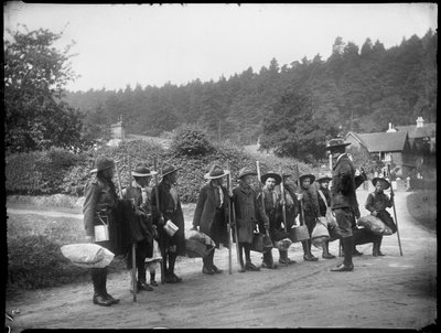 Holmbury St Mary, Shere, Guildford, Surrey, 23.05.1912 (černobílá fotografie) od Katherine Jean Macfee
