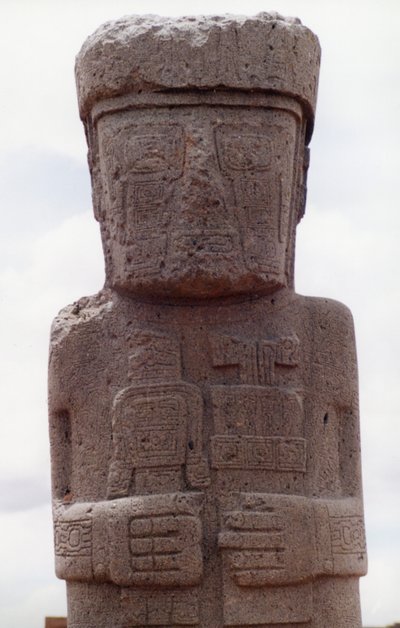 Stojící monolit Ponce v Kalasasay, chrámové oblasti předkolumbovské lokality, postavené v 8.-10. století n. l. (foto) (viz také 138751) od Katie Attenborough