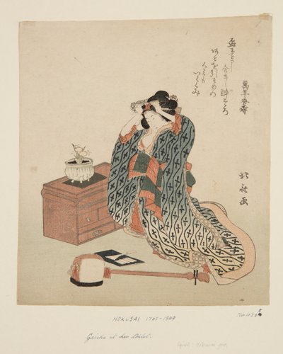 Shamisen Player Adjusting Her Hair (barevný dřevěný tisk) od Katsushika Hokusai