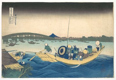 Pohled na západ slunce nad mostem Ryōgoku z nábřeží Onmaya (Onmayagashi yori Ryōgokubashi sekiyō o miru), ze série „Třicet šest pohledů na horu Fuji“ (Fugaku sanjūrokkei) od Katsushika Hokusai