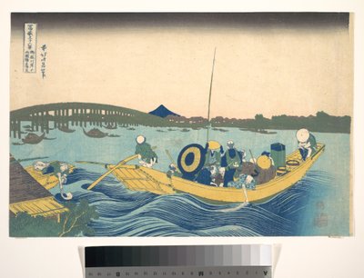 Pohled na západ slunce nad mostem Ryōgoku z nábřeží Onmaya (Onmayagashi yori Ryōgokubashi sekiyō o miru), ze série „Třicet šest pohledů na horu Fuji“ (Fugaku sanjūrokkei) od Katsushika Hokusai