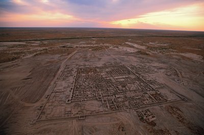 Letecký snímek vykopávek; Oxus Civilization; Turkmenistan; Gonor Depe site; Victor S..., 2004 (foto) od Kenneth Garrett