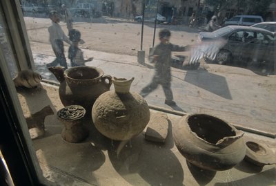 Afghánistán; Herát; prodej starožitností; výloha; výjev z ulice, mm7167, Mendi..., 2004 (foto) od Kenneth Garrett