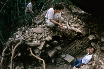 Cancuen, Guatemala, Arthur Demarest, Rudy Larios, Mayové, palác, klasické období, Peten, 2004 (foto) od Kenneth Garrett