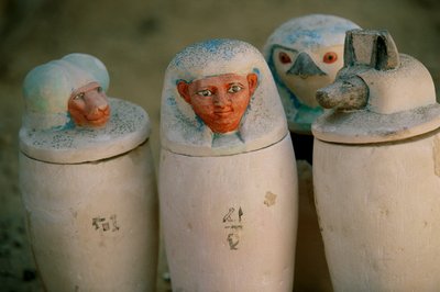 Kanopické nádoby z Pakerdemamonu se zátkami čtyř synů Hóra, Hapyho, Duamutefa,..., 2002 (foto) od Kenneth Garrett